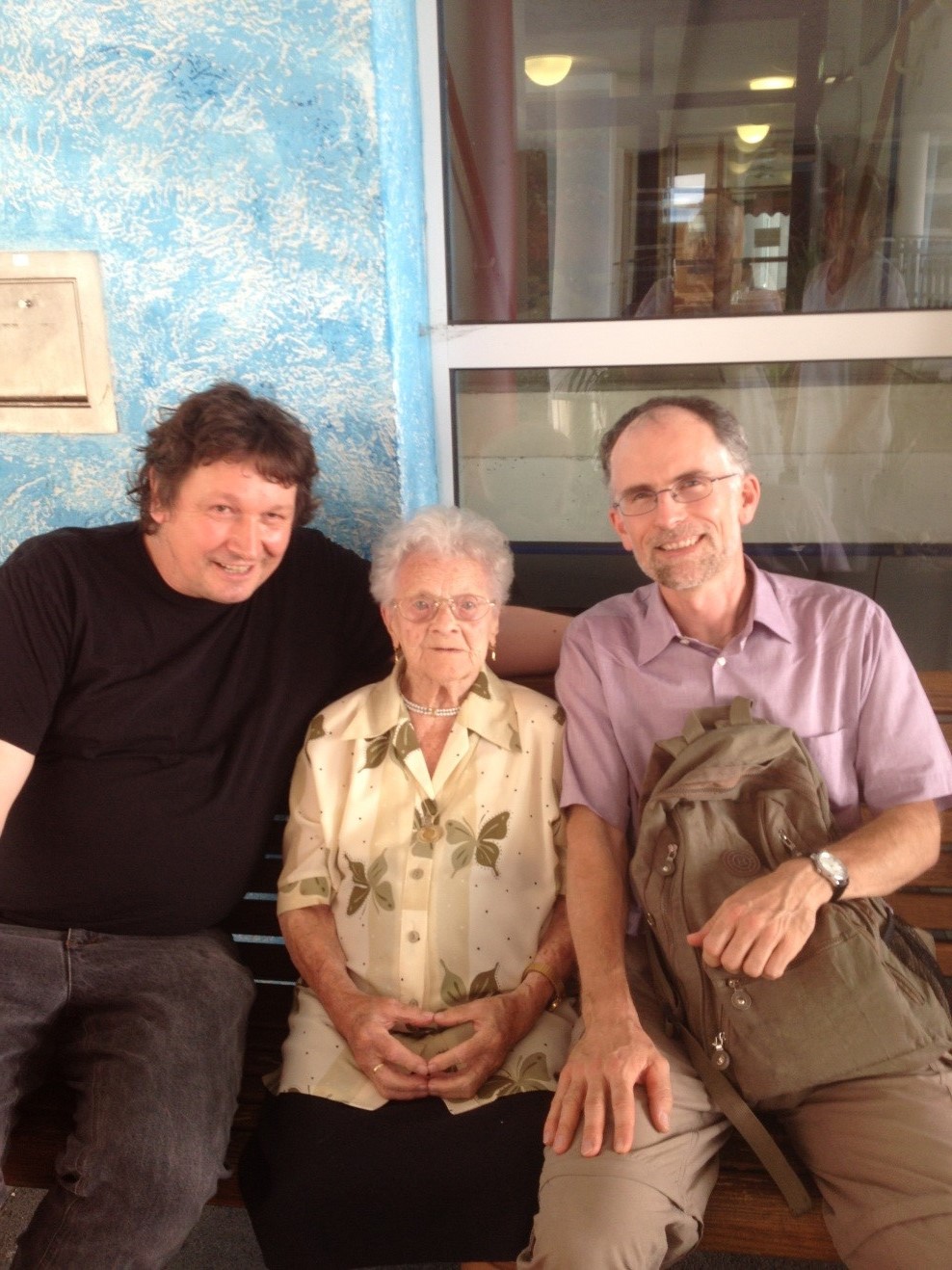 Clara Mack (Mitte) spricht über ihre über 100jährige Erfahrung